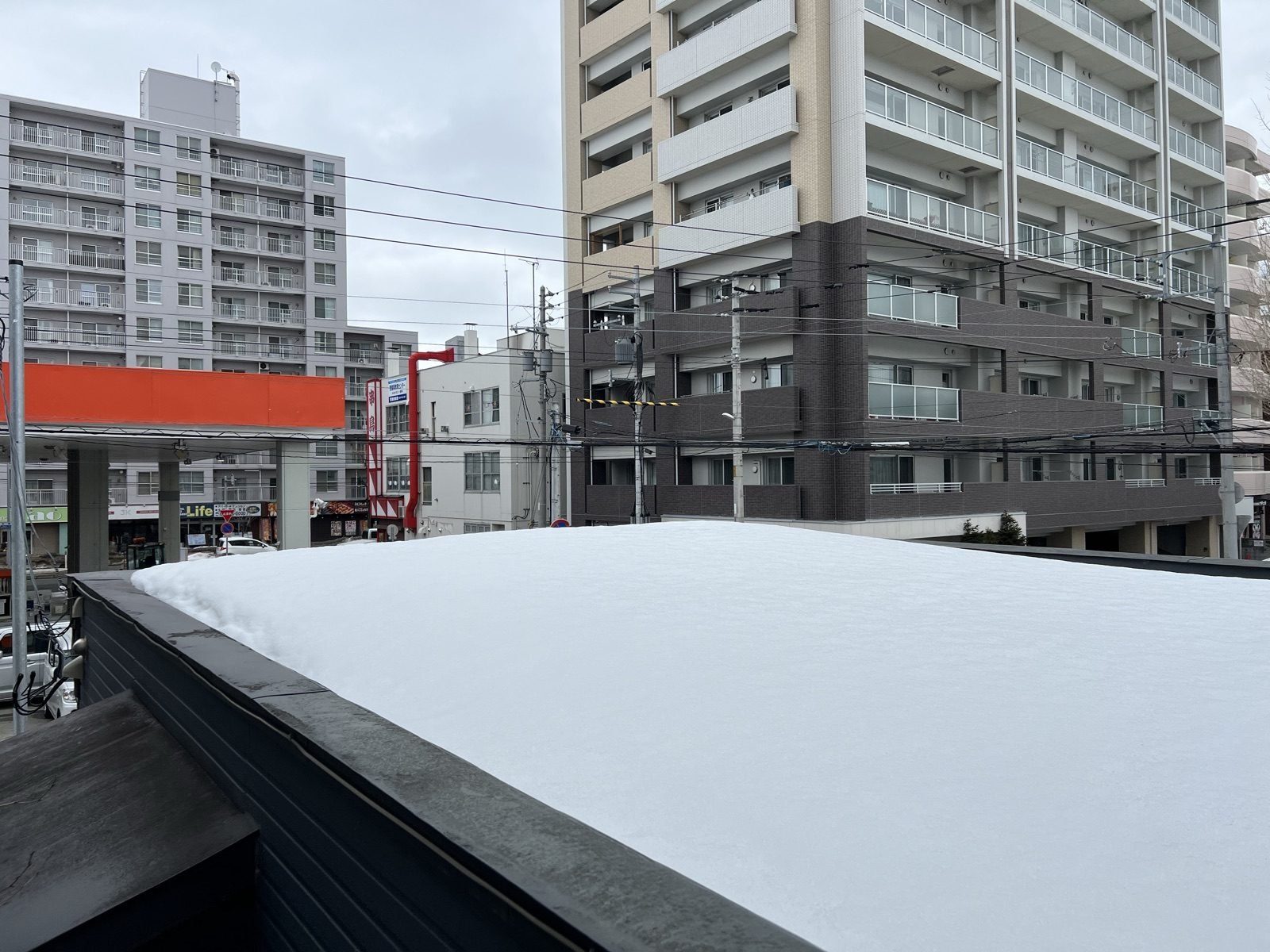 雪が積もった無落雪屋根（札幌市内）