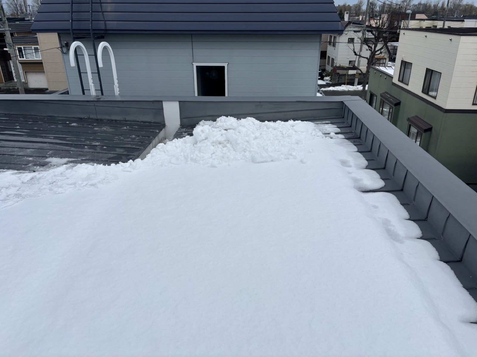 無落雪屋根に積もった雪と排水まわり